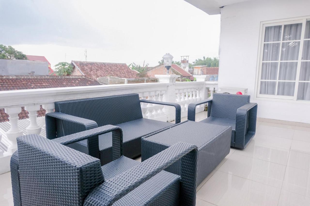 Oyo 696 Hasanah Guest House Syariah De Saphire Malang Exterior photo